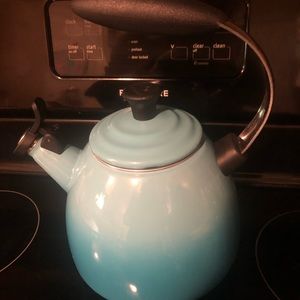 Le Creuset ombré Caribbean Halo Crysenth kettle. Excellent like new condition.